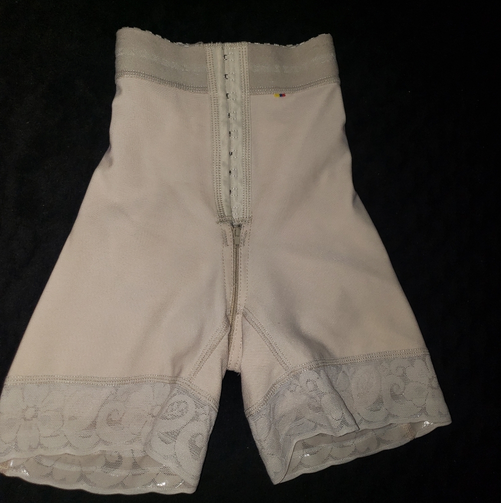 Stellah High-Waist Shaping Shorts in Light Taupe with Lace Trim